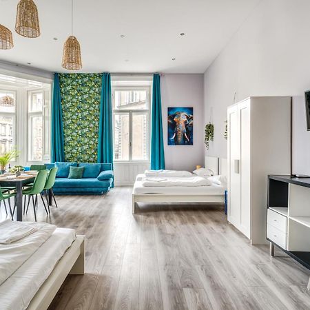 Panorama Big Boulvard 4 BDRM 3 BTHROOM, 13PPL, AC Budapest Exteriör bild